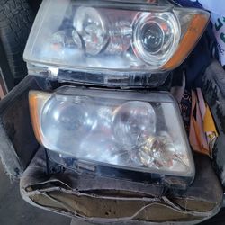 Set Of  OEM headlight Set With Working HID Bulbs And Ballast For 2011 To 2013 Jeep Grand Cherokee 