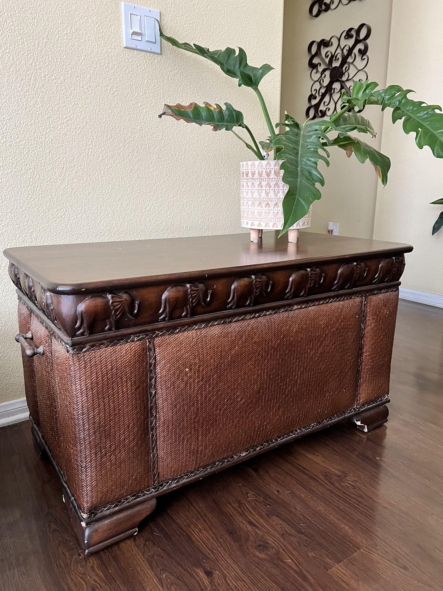 Trunk/end table