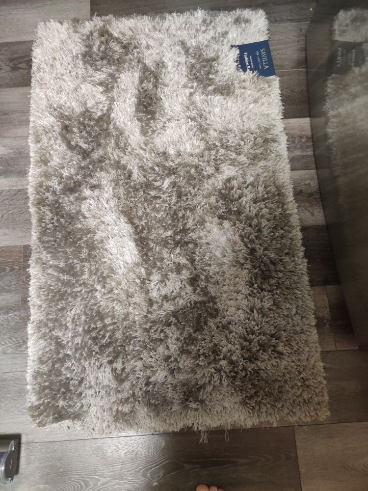 Beautiful shaggy rug 27 across 45 long