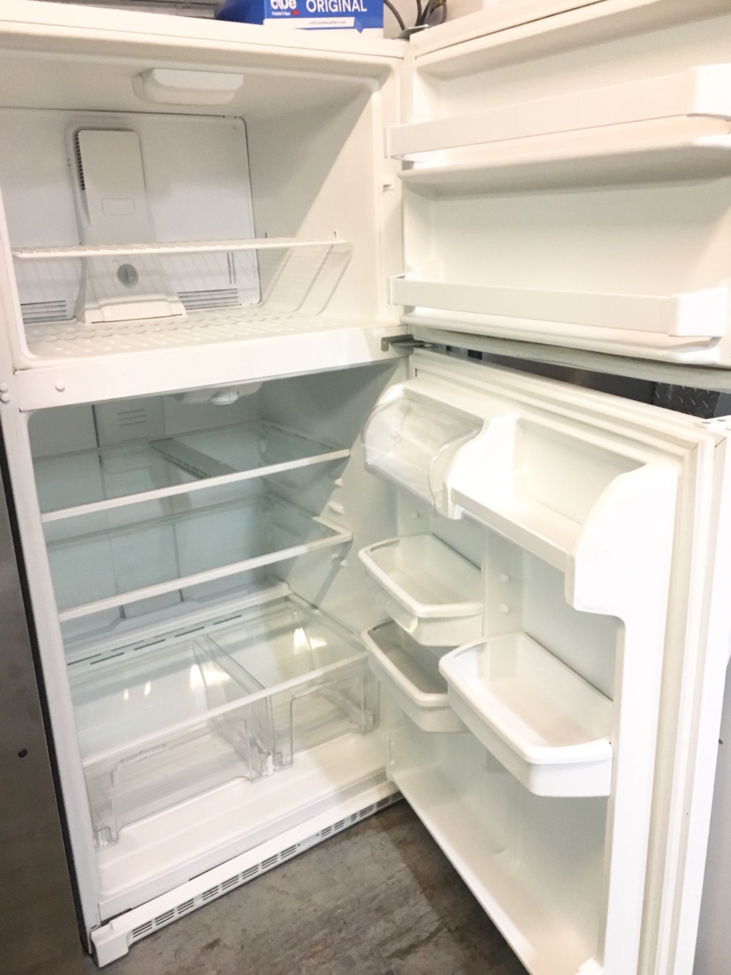 Top freezer white 21cuft kenmore refrigerator 33inch wide X 66”h