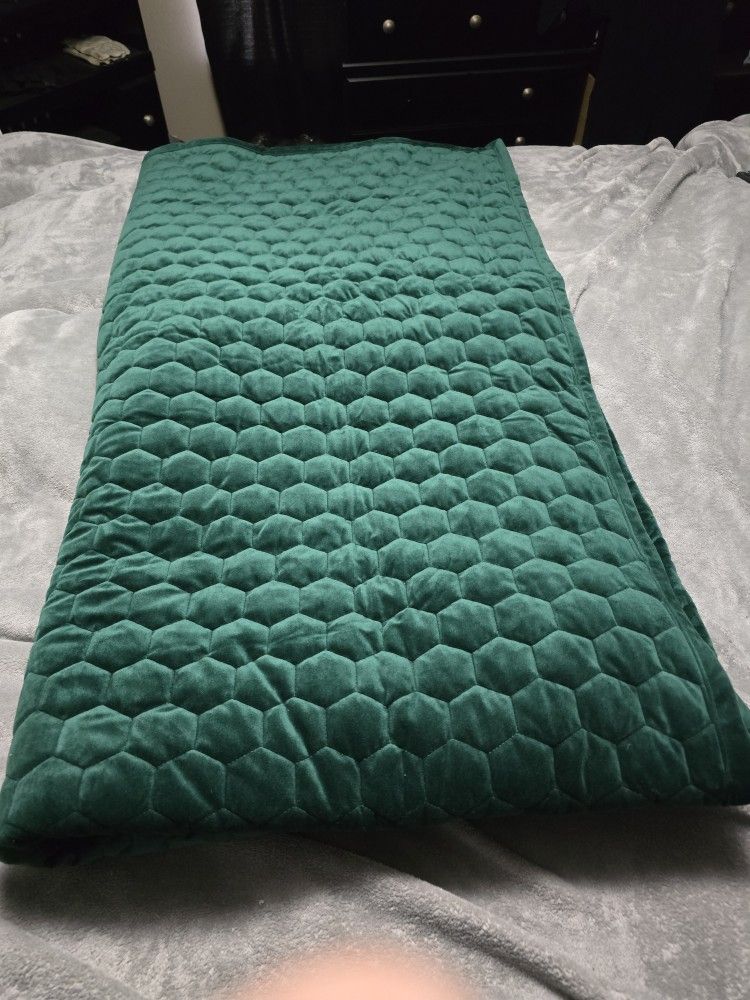Beautiful green queen size comforter with two matching shams