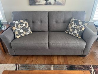 Couch with pillows like new