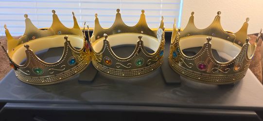 Gold Crowns, set of 20. Perfect for parties, Prom, Senior Sunrise, Halloween, Costume and Dress-up.