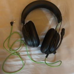 Wired gaming headphones