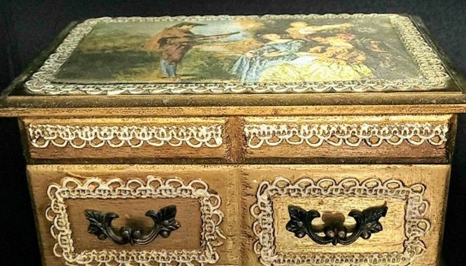 Art, Antiques & Collectibles > October 11th Friday Timed Online Only Doll Auction Vintage wind up music jewelry box made in Japan Antoine Watteau