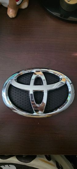 Genuine Toyota Yaris Emblem / fits 2006-2011 Front Grill 75311-52140