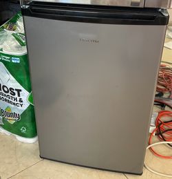 Hisense 4.4 cu ft Mini Fridge Hisense 4.4 cu ft Mini Fridge 21.5” x 20.5” x 32”