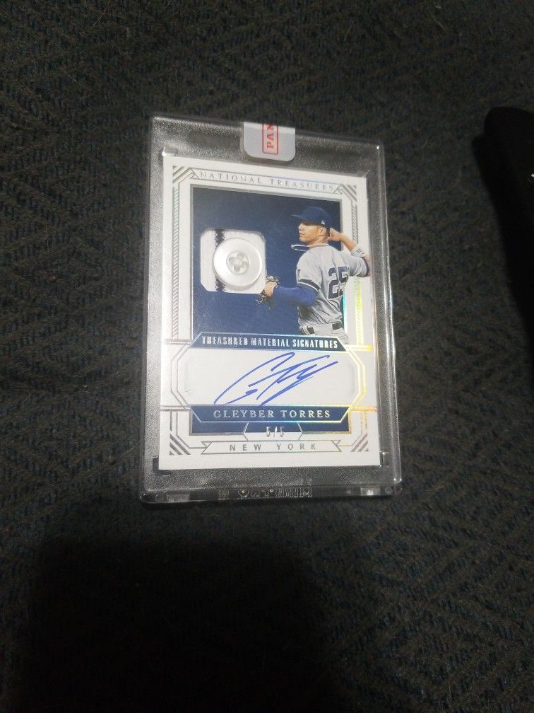 2019 National Treasures Button Relic Gleyber Torres Auto 5 /5