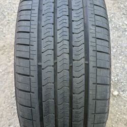 Goodyear 235/40/19  (1) Tire