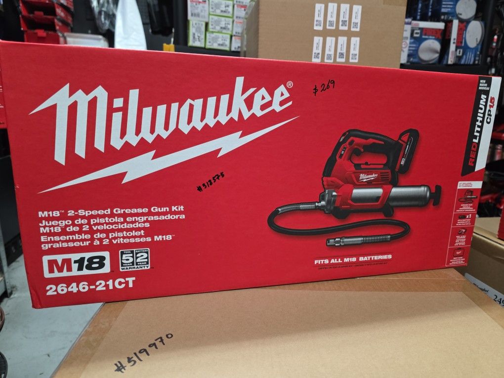 Milwaukee
M18 18V Lithium-Ion Cordless Grease Gun 2-Speed with (1) 1.5Ah Batteries, Charger, Tool Bag