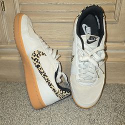 Women’s Nike sneakers