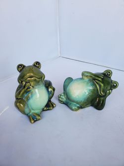 vintage pair of ceramic thinking and reclining frog figurines