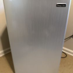 $120 Magic Chef used Like New 4.4 Cu. ft. Mini-Refrigerator model #HMR440SE