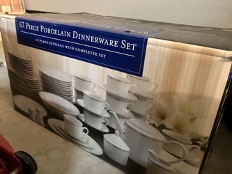 Brand new - 67 piece Porcelain Dinnerware Set