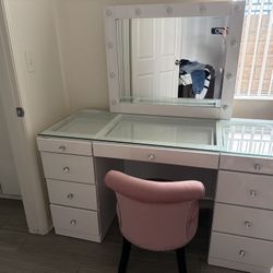 Make Up Vanity With Chair