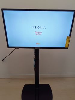 USED 32 INCHES SMART TV "INSIGNIA" WITH STAND!