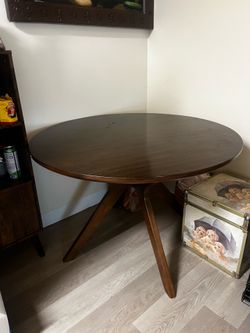 Wooden 4-6 person Round Table