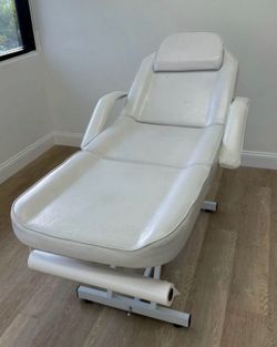 Professional Esthetician / Facial / Lash Bed, White
