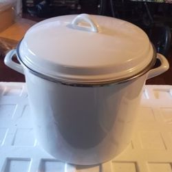 Stockpot 11" White In Color 