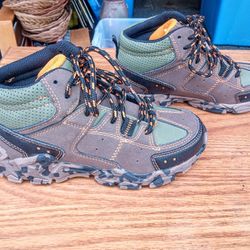 NEW BOYS SIZE 1 HIKING BOOTS