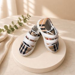 Burberry originales 👟✨ Precio nuevo: $300 Usados pero en excelente condición, muy cuidados. Incluye caja.  y su bolsa Talla: (UK 4.5 EUR 21)