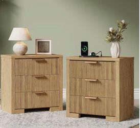 2 Nightstands and dresser / 2 Mesitas de noche  y una cómoda