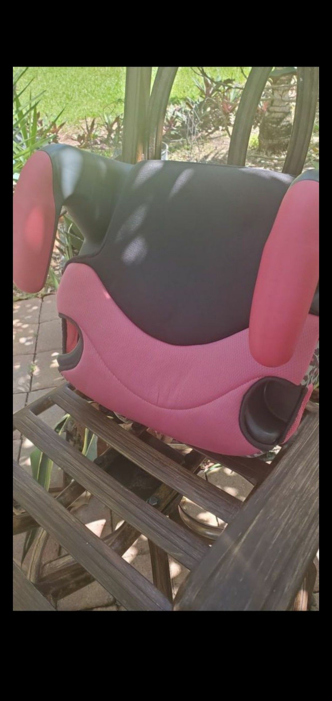 evenflo booster seat pink and grey in great condition baby seat ....LOCATED ON KROME AND SW 200ST