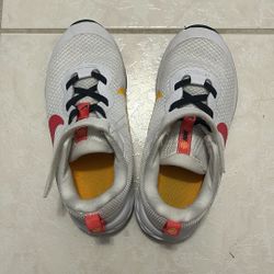 Súper Clean Girls Nikes Size 1