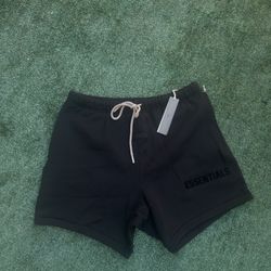 ESSENTIALS SHORTS (over the knee)