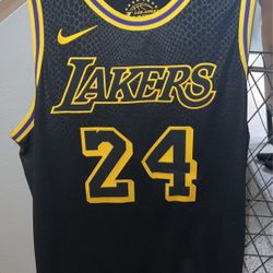 Kobe Bryant 100 Percent authentic 2018 Lore Series 