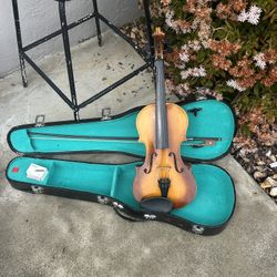 Nice violin .. 4/4 full size made in Canada