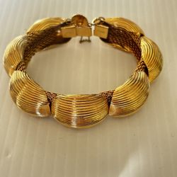 Vintage Gold-tone ribbed bracelet w/ chain lock