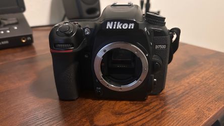 Nikon D7500 w/ AF-S DX lens