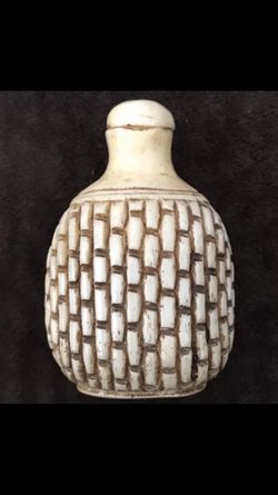 ANTIQUE BONE CARVED CHINESE SNUFF BOTTLE