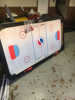 Air hockey table