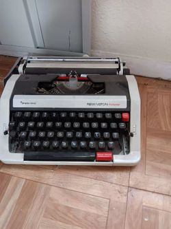 antique Remington Performer Sperry Rand typewriter.