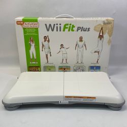 Wii Fit Plus [Balance Board Bundle] (Nintendo Wii, 2009)