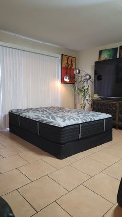 VERY NICE LIKE NEW QUEEN SIZE SEALY POSTUREPEDIC MATTRESS AND BOXSPRING FOR SALE! IN EXCELLENT CONDITION, FREE DELIVERY