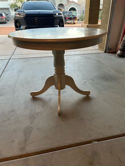 Round table o coffee table