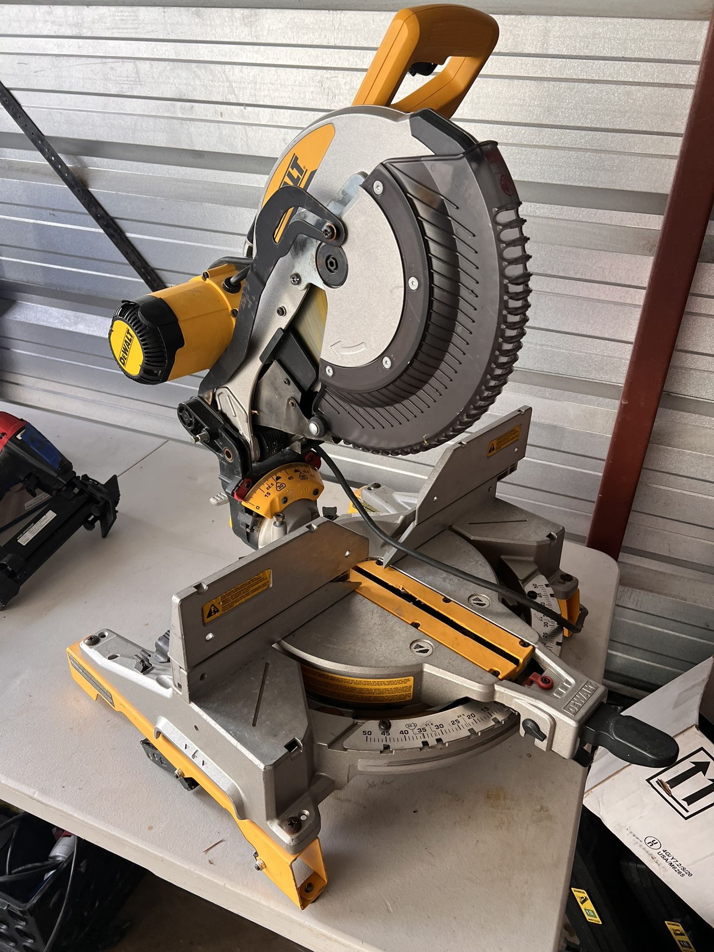DEWALT Miter Saw, Double-Bevel, Compound, 12-Inch, 15-Amp (DWS716)