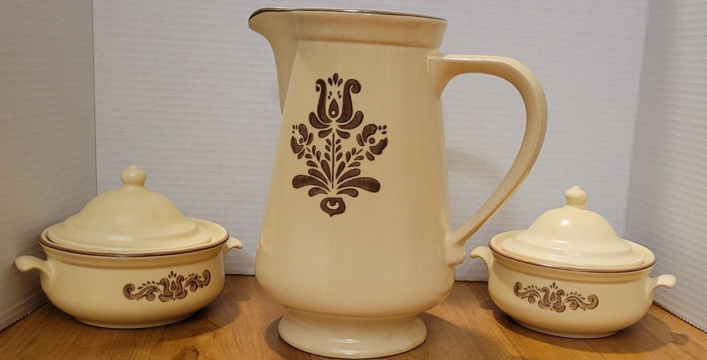 Pfaltzgraff Village 2L Pitcher And Two 2 Qt Round Cover Casserole Dish