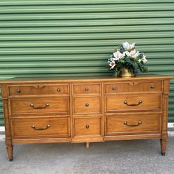 Beautiful Thomasville Midcentury Dresser 64x20x32