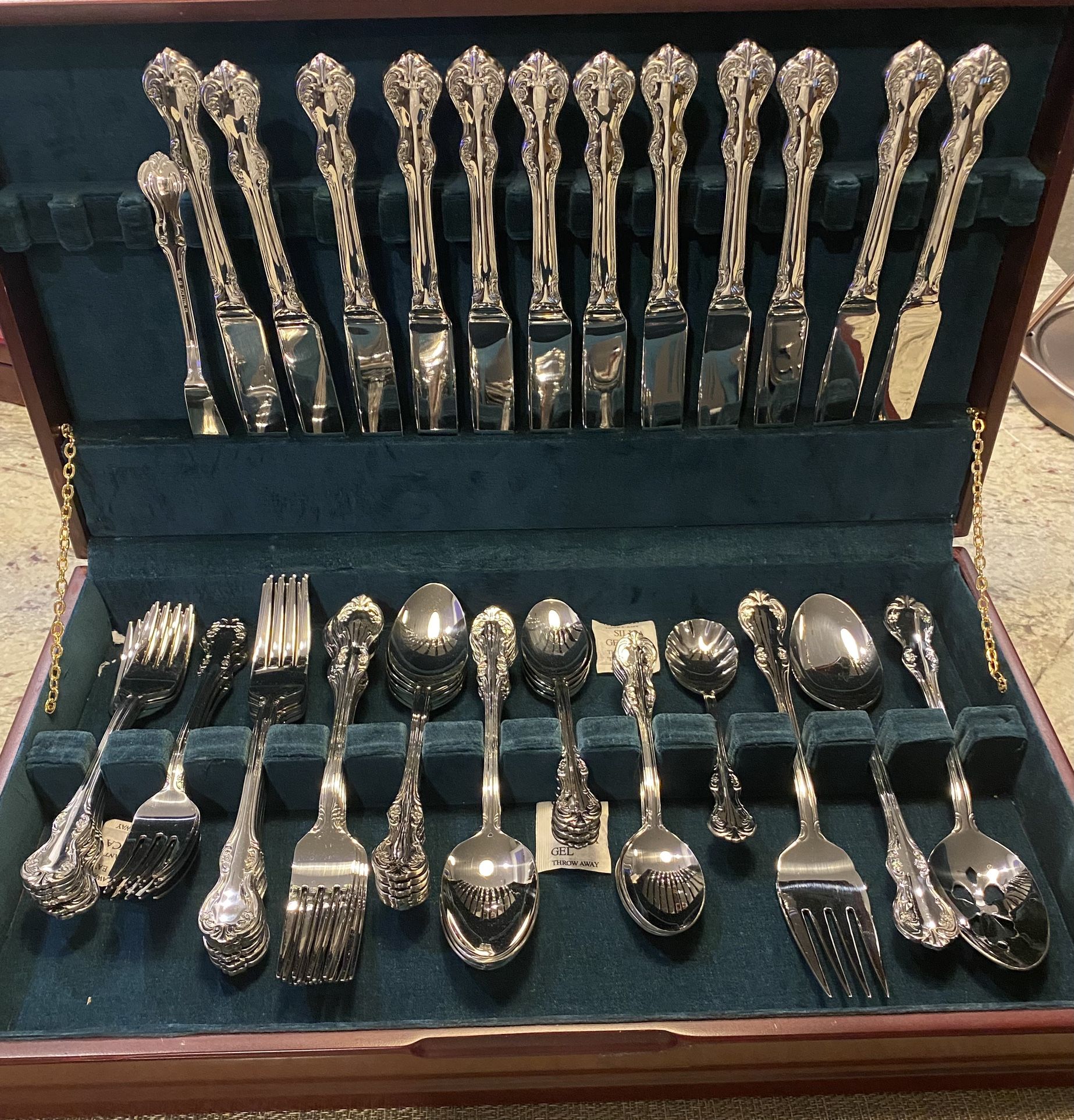 Old Atlanta by Wallace Silversmith 69 piece Flatware Set