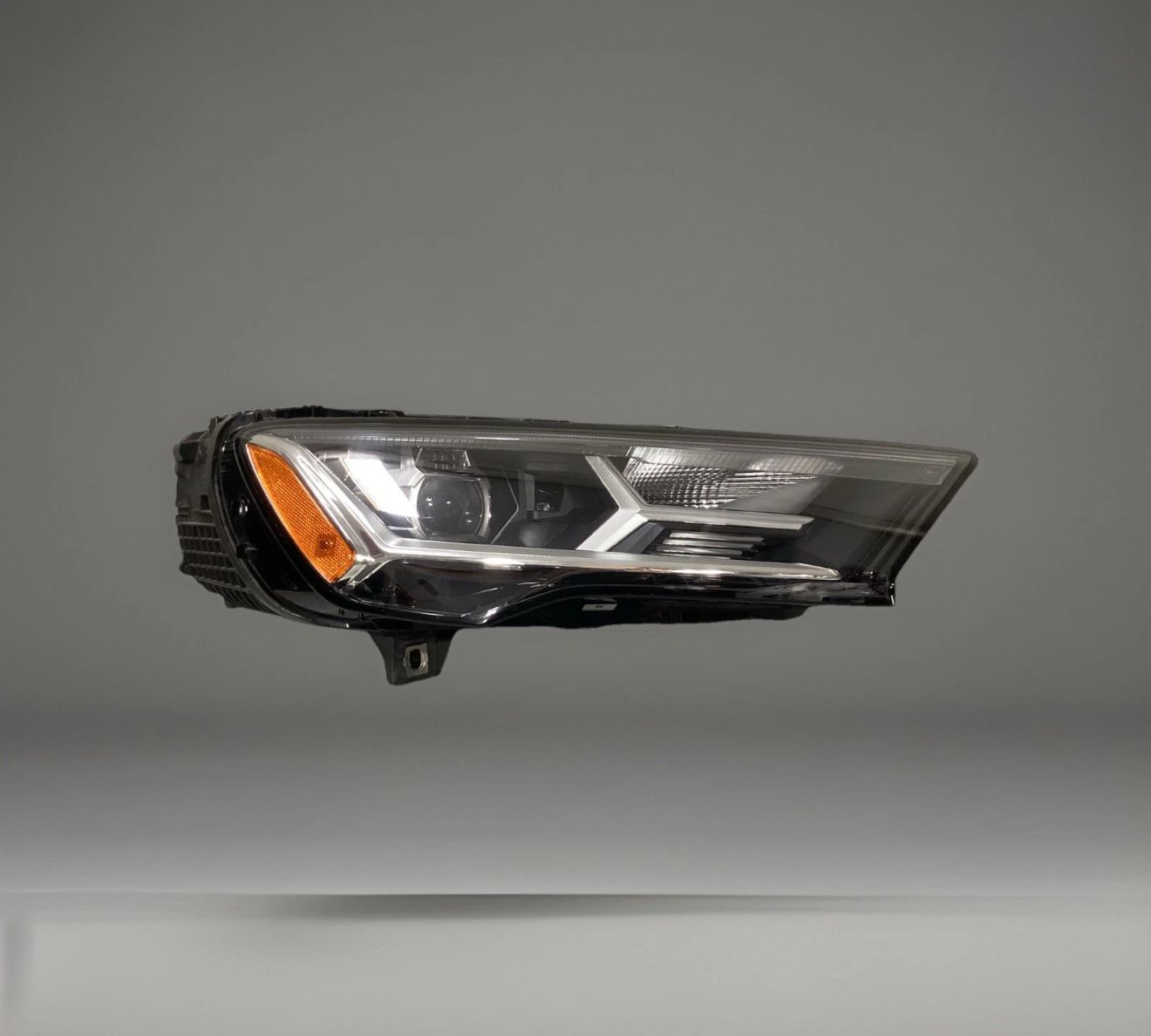 AUDI Q7 RIGHT HEADLIGHT 2022