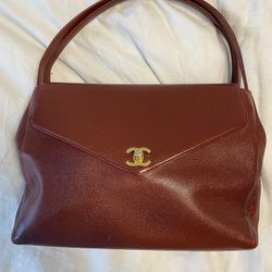 Rare 1996 Chanel shoulder bag, pre-own vintage some minor scuffs and cracks  but overall good condition. PLEASE NOTE THIS IS A VINTAGE BAG AND NOT NE  for Sale in New York, NY 