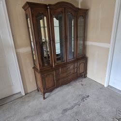 Thomasville Hutch In Great Condition. 