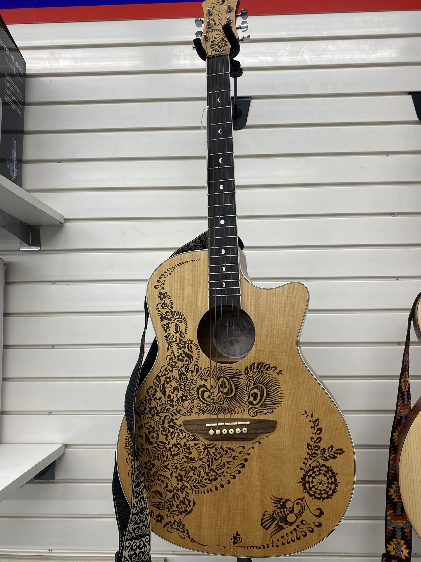 Luna Guitar