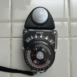 Sekonic L-398 Studio Deluxe Light Meter (Analog / Battery-Free)
