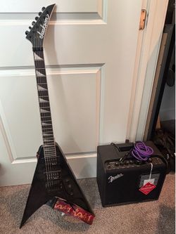 Black Jackson king v electric guitar with Fender Mustang LT25 25W