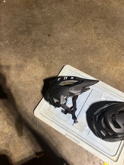 2 FOX downhill mountain bike helmets